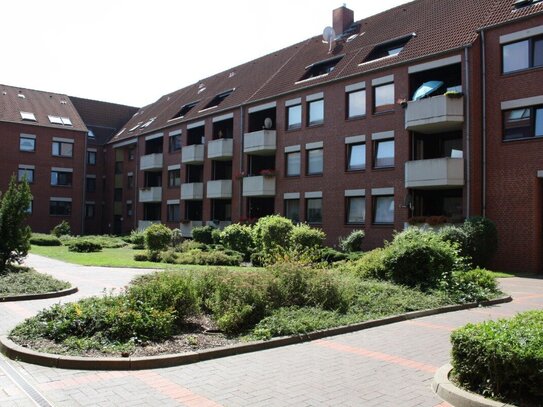 Schöne Wohnung mit Einbauküche, Balkon u. Tiefgaragenstellplatz