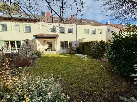 Platz für die ganze Familie - gepflegtes Reihenmittelhaus mit ausgebautem Dach und modernen Bädern