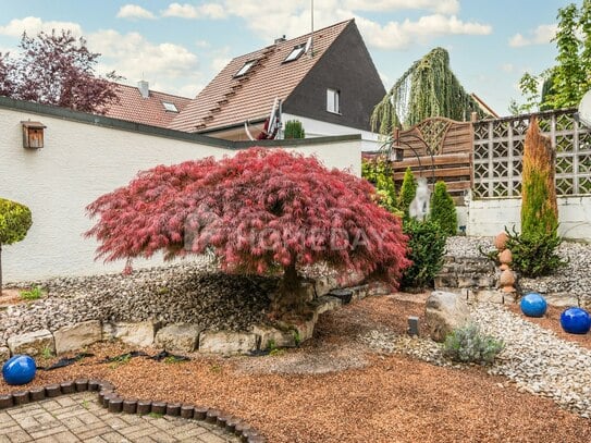 Leben auf der Sonnenseite - charmantes Zweifamilienhaus mit Steingarten und Teich