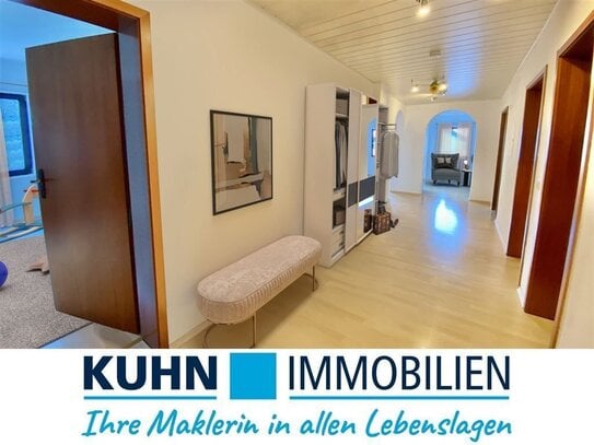 Sehr schöne großzügige 5 Zi.-Wohnung mit Balkon, Garage und zusätzlichem Stellplatz