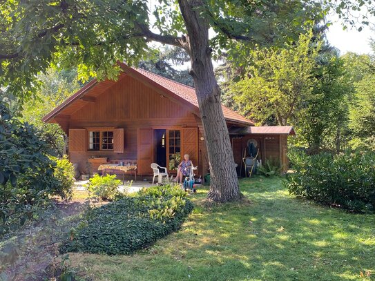 Berlin-Biesdorf! Baugrundstück in zweiter Reihe mit kleinem Sommerhaus