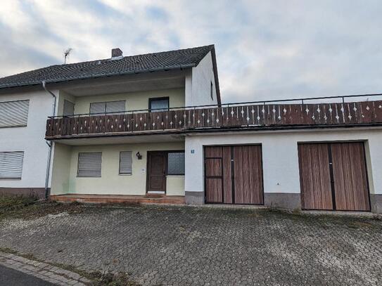 Einfamilienhaus mit Nebengebäuden und Doppelgarage