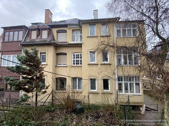 Hübsche 3 Zimmer Altbauwohnung im 1 OG mit Terrasse und mehr in Zentraler Lage.