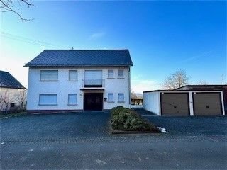 Freistehendes Einfamilienhaus mit Doppelgarage auf großem Grundstück mit Blick auf den Hunsrück