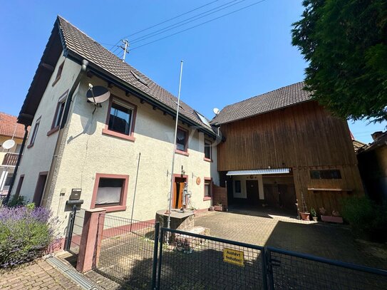 Charmantes Einfamilienhaus mit Potenzial: Großzügige Wohnfläche, Terrasse und Scheune zum Ausbauen