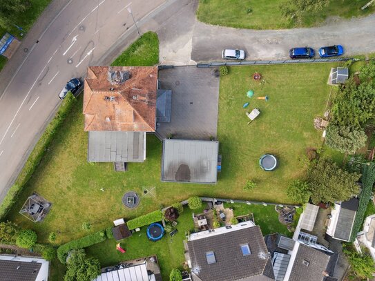 Neuwertige Stadtvilla mit Garten und großer Garage