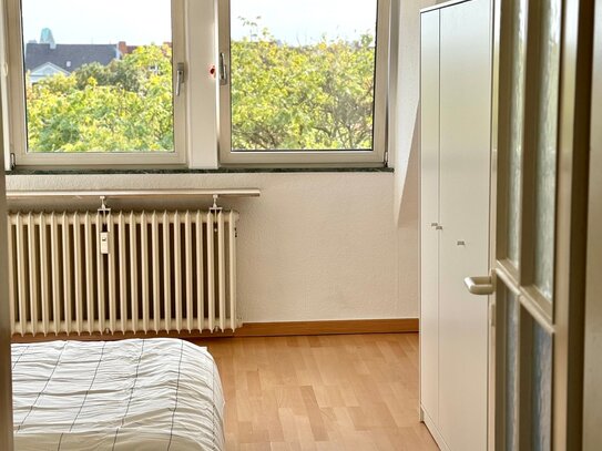 Frisch renovierte, voll möblierte 2-Zimmer-Wohnung mit Balkon und Parkblick in Golzheim