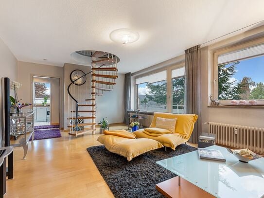 Stilvolle Maisonette-Wohnung mit Galerie und zwei optionalen Garagen