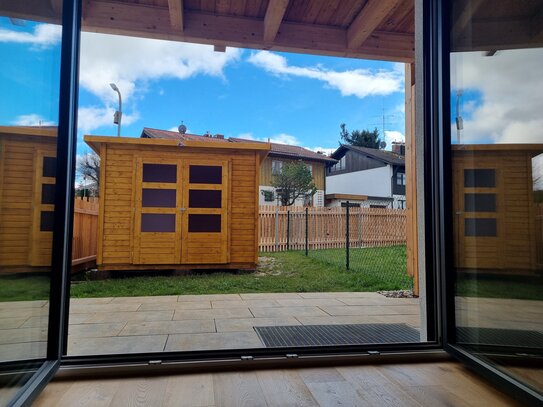 2 Zimmer Erdgeschosswohnung mit sonniger Süd Terrasse und Gartenanteil zur umgehenden Eigennutzung