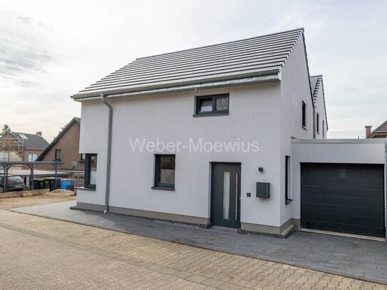 Freistehendes Wohnhaus mit zwei Einheiten (KfW 55), Terrasse, Loggia und Garage