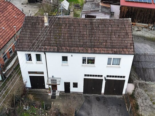 Einfamilienhaus mit großem Balkon, großer Doppelgarage und viel Potential