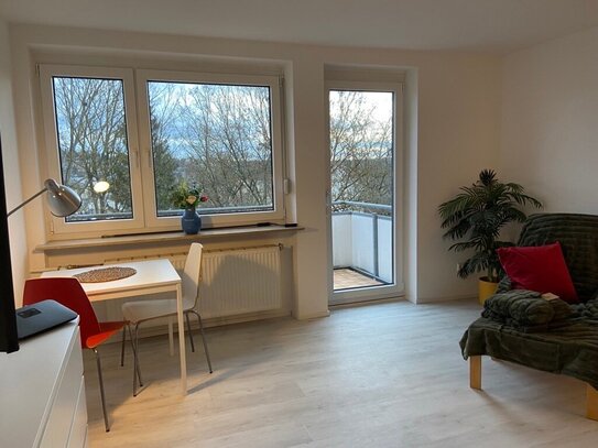 Wunderschöne und modern möblierte 2-Zimmer DG-Wohnung mit Süd-Balkon und Blick ins Grüne