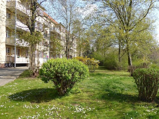 Hell und freundlich mit Balkon und Blick ins Grüne.