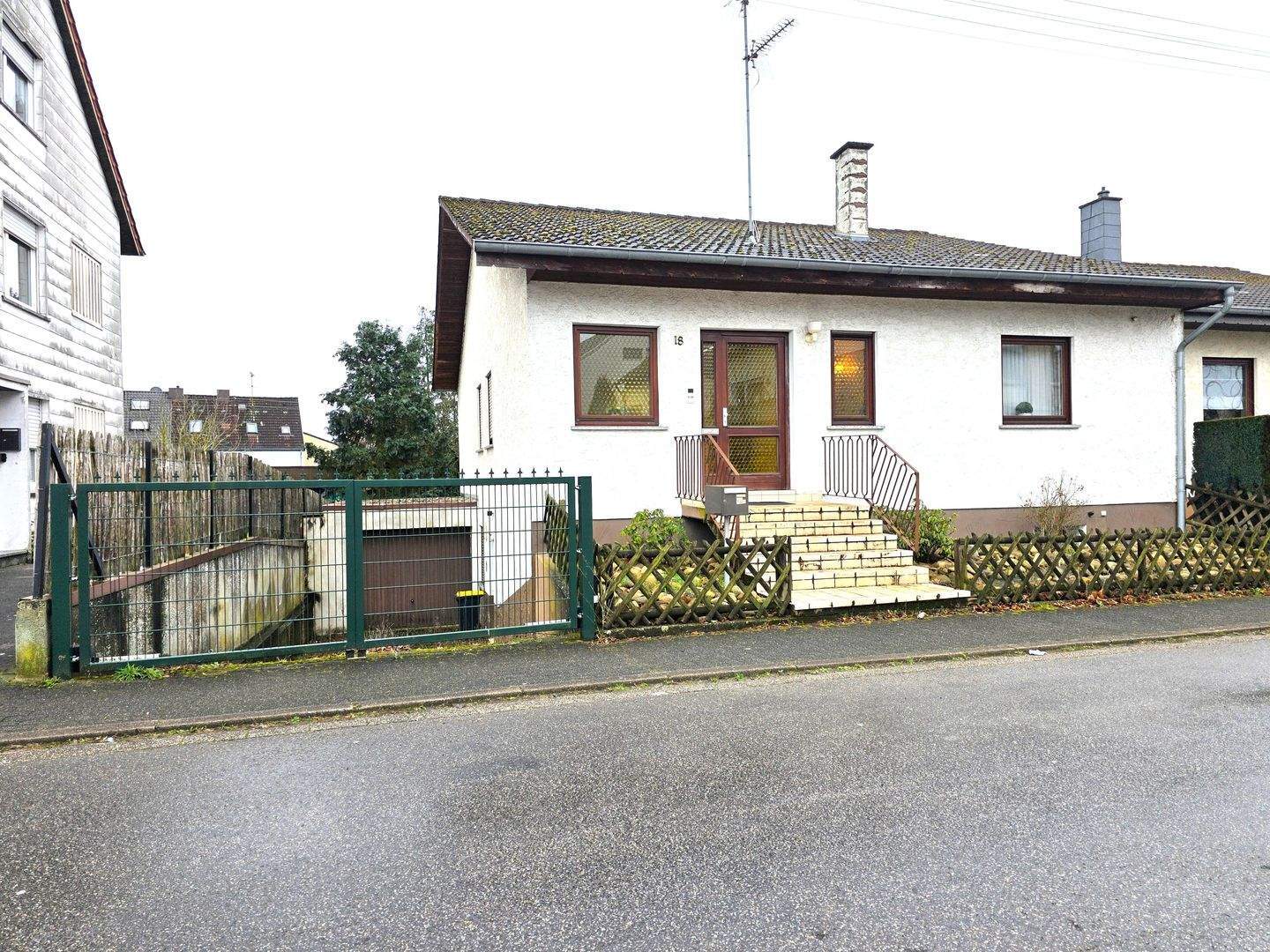 Immobilie in Kleinblittersdorf - EINFAMILIENHAUS MIT EINLIEGERWOHNUNG GARAGE UND GARTEN - Bild 0