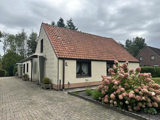 Zwei auf einen Streich: kleines Einfamilienhaus mit angebautem Flachdachbungalow.