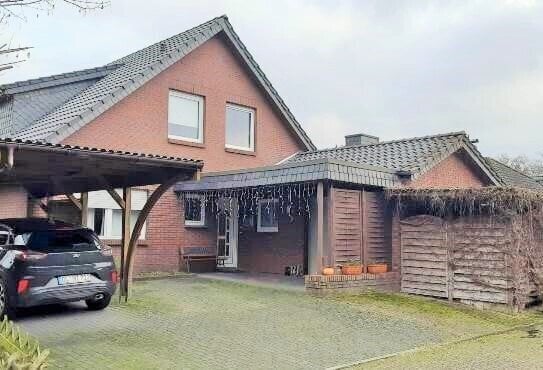 Einfamilienhaus mit Wintergarten, Garage und Carport