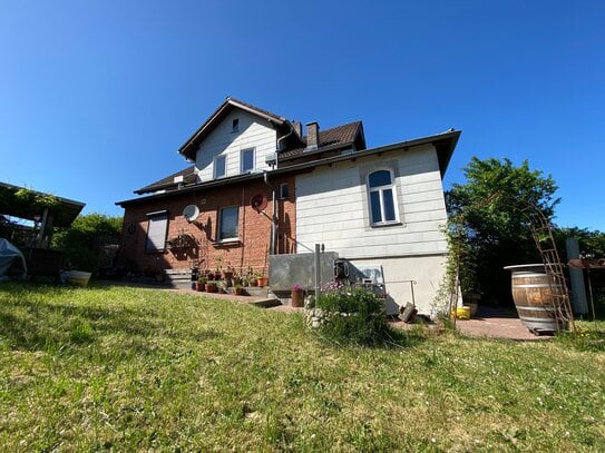 Stadtnahes Zweifamilienhaus (vermietet) auf traumhaftem Grundstück in Coburg