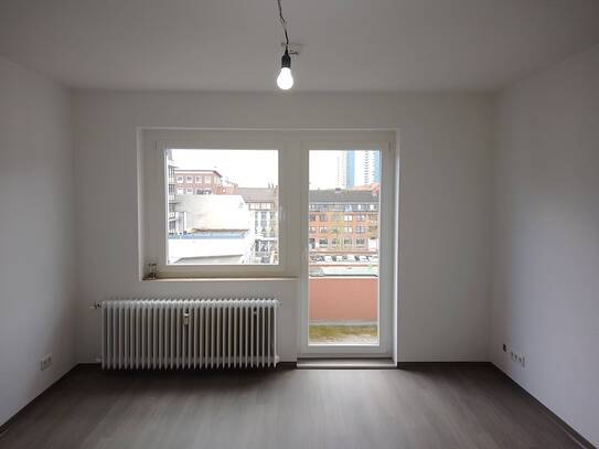Anfragen NUR per E-Mail. Kompakte modern sanierte 2-Zimmer Wohnung im 4-OG mit Balkon. Zentral und ruhig gelegen. Kein…