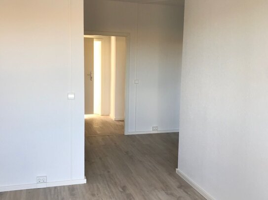 4-Zimmer-Wohnung mit Balkon + EBK