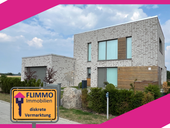 FLIMMO – luxuriöses Kubus Architektenhaus | diskrete Vermarktung | Feldlage