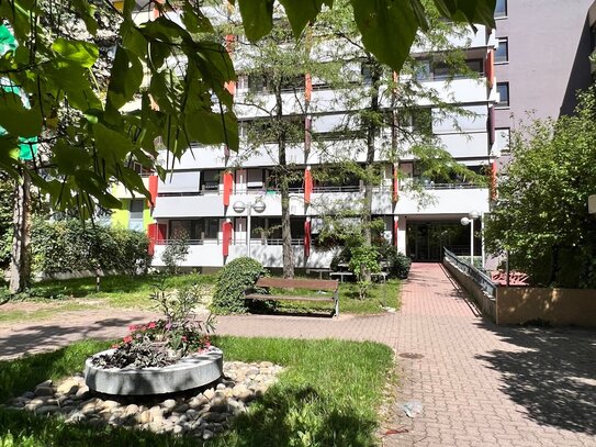 Sonnige 2 Zimmer direkt am Park: Altersgerechte Ausstattung, Einbauküche & Balkon