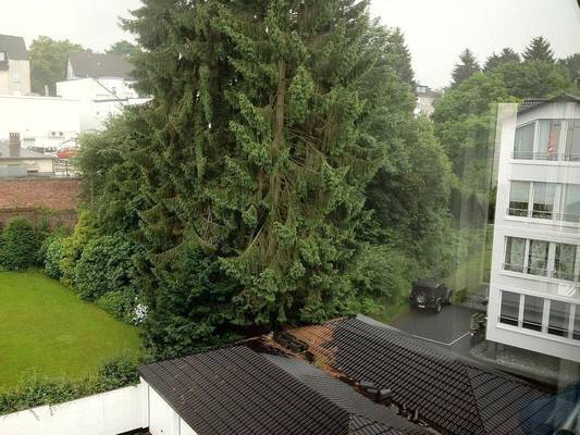 Aufzug! Lichtdurchflutete Dachgeschosswohnung mit Balkon und Fußbodenheizung; zentral jedoch ruhig