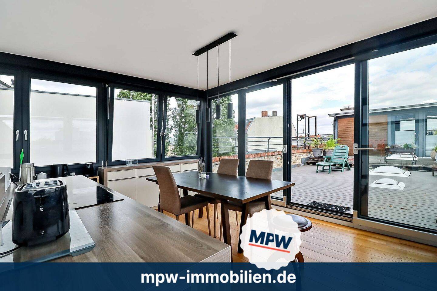 Altbau meets Moderne: Möblierte Wohnung mit Dachterrasse - Photo 1