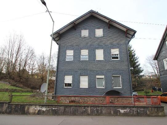 Zweifamilienhaus mit Nebengebäude Garage Innenhof großes Grundstück in Gummersbach