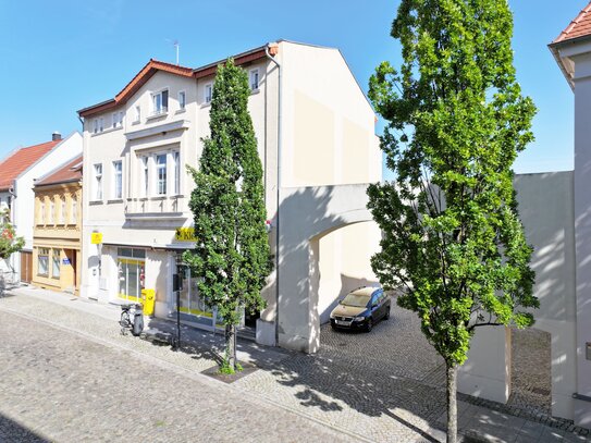 Vielseitiges Mehrfamilienhaus mit Gewerbe, Innenhof und Garage im Herzen von Staßfurt