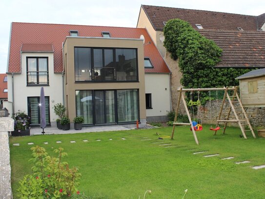 Schwarzach am Main - hochwertige und gut ausgestattete Maisonette Wohnung mit Balkon und Gartenanteil