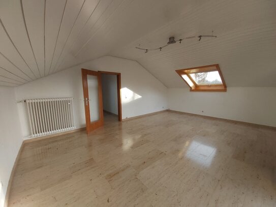 Charmante 2 - Zimmer Dach-Atelier-Wohnung mit EBK und Balkon in Bad Cannstatt (Im Geiger-Memberg)