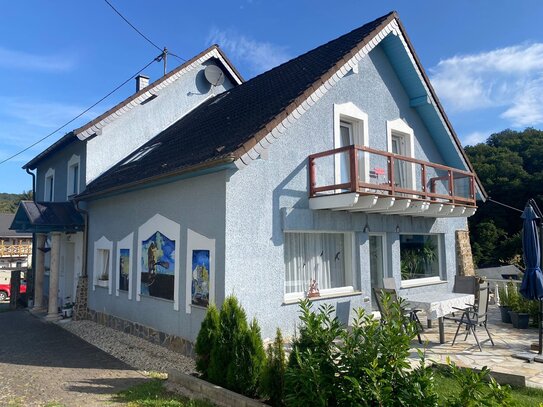 Hochwertig ausgestattetes Einfamilienwohnhaus in idyllischer Eifellage mit viel Nutzungspotential