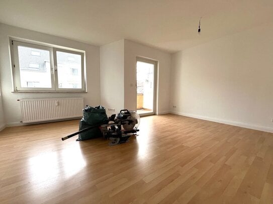 *** ERSTBEZUG nach SANIERUNG + 3 ZIMMER-WOHNUNG + BALKON + S­ Bahn­-Nähe ***