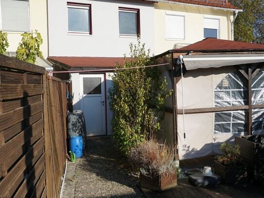 Reihenmittelhaus mit Garten, Carport und Garage