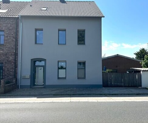 Moderne 4 Zimmer Maisonette-Wohnung mit Dachloggia und Stellplatz in Moers-Vennikel/Grenze Traar