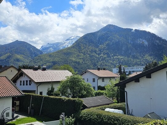 Traumhafte 3-Zimmer-Maisonette-Wohnung mit 3 Balkonen in ruhiger Lage von Grassau!