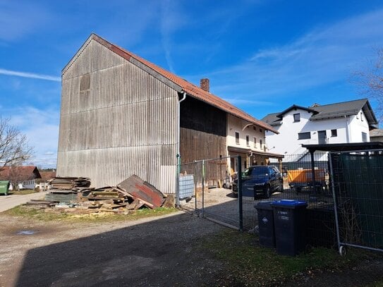 Leeres ehem.ldw Anwesen, Resthof mit einer Wohnung und genehm. Neubau von 3, Zwei-Zimmer Wohnungen.