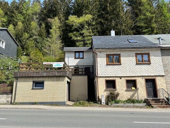 Wohnhaus mit Garage