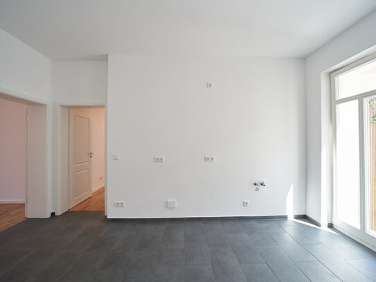 Exklusive sanierte 4 Zimmer Wohnung mit Terrasse großem Badezimmer und Keller WE 2