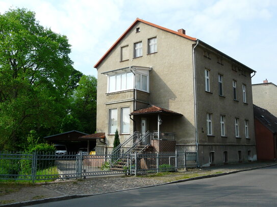 Mietshaus mit der Möglichkeit zur Selbstnutzung im grünen Umfeld