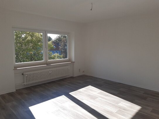 NETTE NACHMIETER GESUCHT - 4 Zimmer im 2. OG mit Tageslichtbad, sep. Gäste-WC & Loggia.