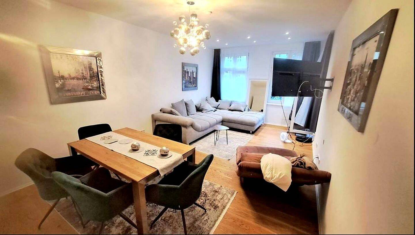 27 qm möbl. WG-Zimmer in Wohnung mit Fußbodenzeitung - Foto 1