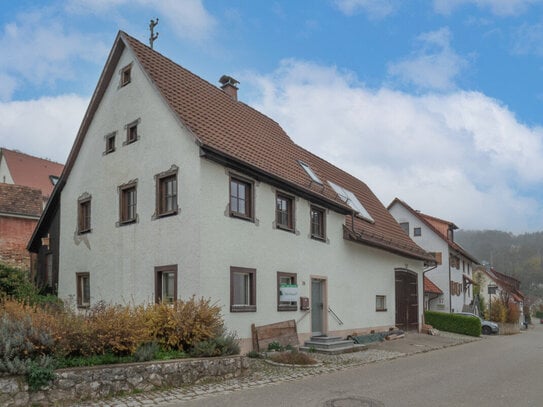 Gemütliches Bauernhaus mit einer Scheune