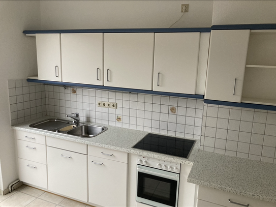 3 Zimmer im Stadtzentrum, Balkon, EBK, Laminat, zum 1.11..