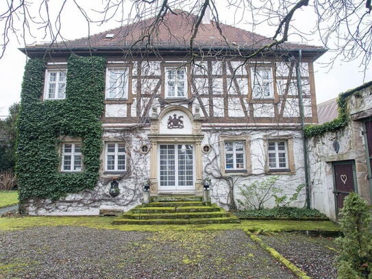 Schlossgrundstück mit Herrenhaus, Scheuer, Pferdeboxen und angrenzenden Bauplätzen