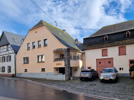 Großes Wohn- oder Ferienhaus mit historischer Scheune / viel Platz und Möglichkeiten !