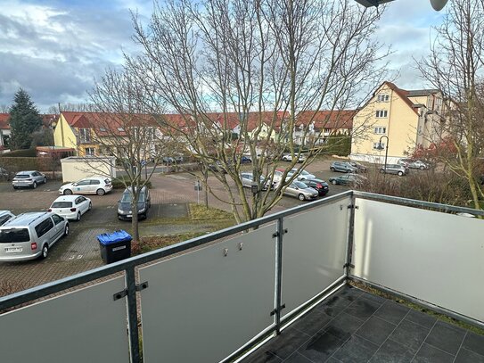 Frisch renovierte 3-Raum-Wohnung mit Balkon und Außenstellplatz!