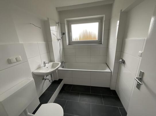 3-Zi.-Wohnung im 4. Obergeschoss mit Aufzug, Balkon und Badewanne in Wilhelmshaven - Nähe City !!!