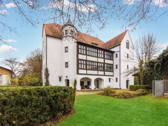 Kirchdorf am Inn: Denkmalgeschützes Schloss in saniertem Zustand mit großem Grundstück
