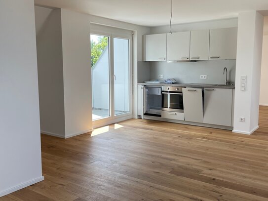 Sofort frei + Helle Neubau 3-Zimmer-Wohnung mit Echtholzparkett, Einbauküche, großem Balkon und TG-Stellplatz